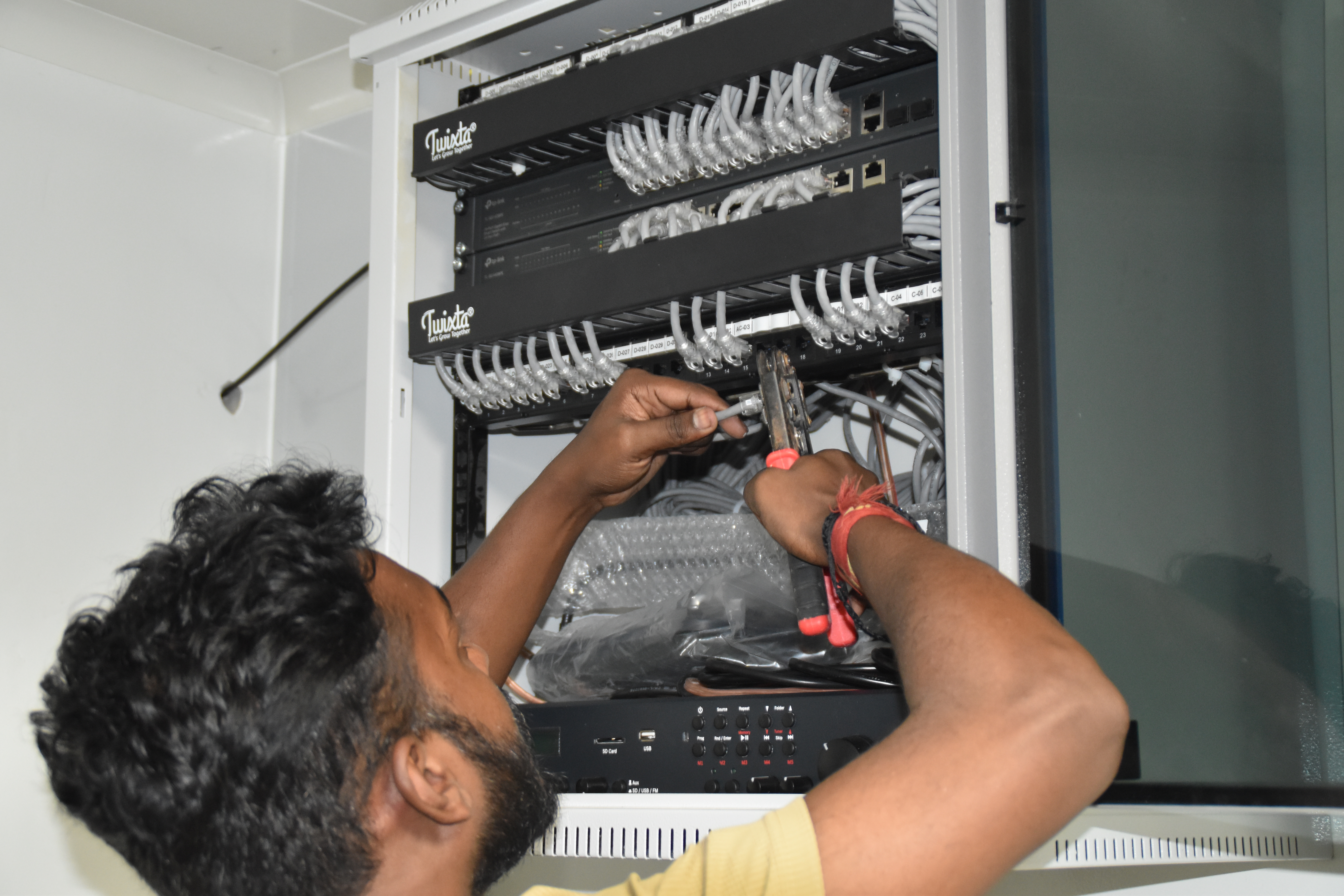 Resident IT engineer support — Yaas Technology Solutions, Karnataka